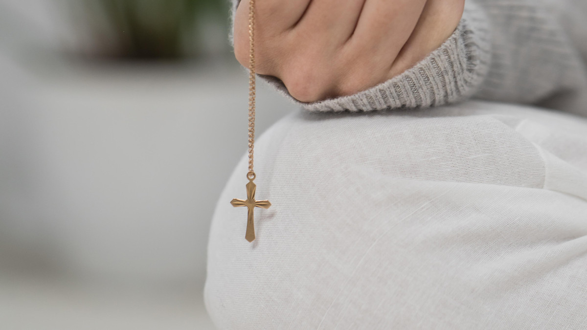 médaille en or de la croix de jésus