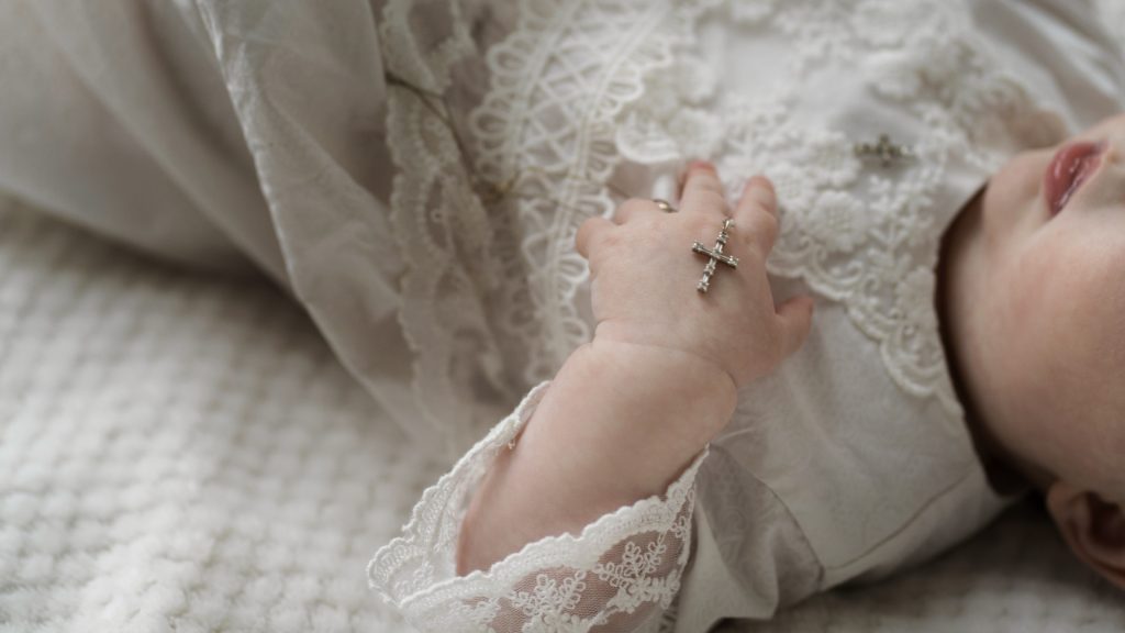 Offrir une médaille de baptême pour fille : un cadeau symbolique et intemporel !